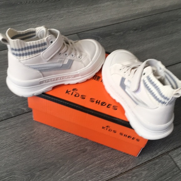 Kid’s shoes 👟 new - Picture 3 of 10